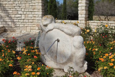 ZICHRON YA 'AKOV, ISRAEL - 17 Ocak 2026: Ramat Hanadiv' in gül bahçesinde güneş saati takılı kadın heykeli, Baron Edmond de Rothschild 'in anıtı ve aile mezarlığı, İsrail.