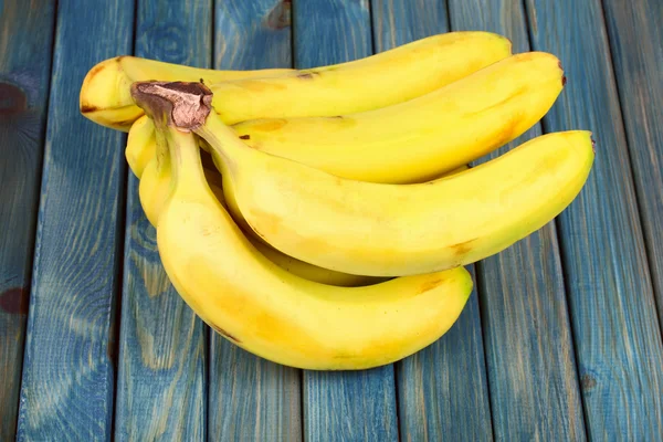 Bananer på träbord — Stockfoto