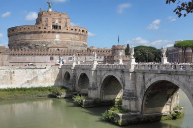 Roma, İtalya - 16 Eylül 2025: Roma, İtalya 'daki Castel Sant' Angelo kalesine giden Ponte Sant 'Angelo köprüsündeki kalabalık. Rönesans meleği heykelleriyle eski bir köprü.