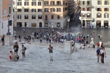 Roma, İtalya - 17 Eylül 2025: Francesco de Sanctis tarafından tasarlanan ve 1725 yılında tamamlanan Roma 'daki İspanyol Merdivenleri her yıl önemli sayıda ziyaretçi çeker..