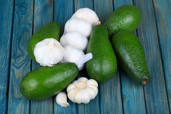 Avocado und Knoblauch auf Holztisch — Stockfoto