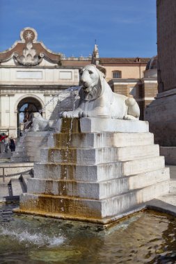 Roma, İtalya - 17 Eylül 2025: görkemli aslan çeşmesinin hareketli meydanın kalbinde durduğu Piazza del Popolo manzarası.