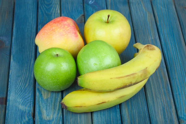 Plátanos con manzanas — Foto de Stock