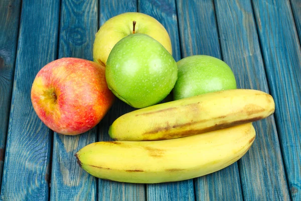 Бананы с яблоками — стоковое фото