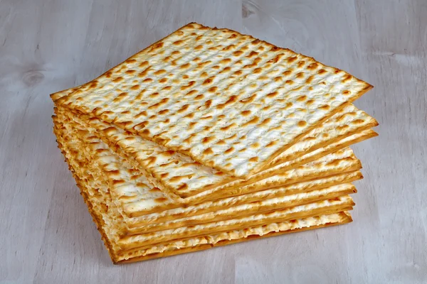 Matzah op houten tafel — Stockfoto