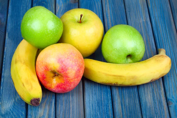 Бананы с яблоками — стоковое фото
