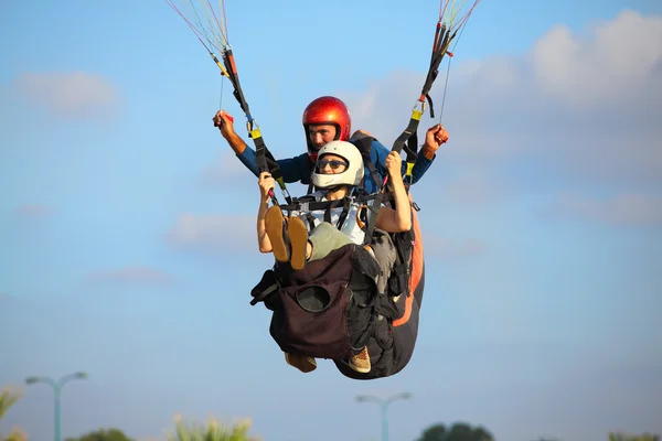 Paragliding v Středomoří sky — Stock fotografie