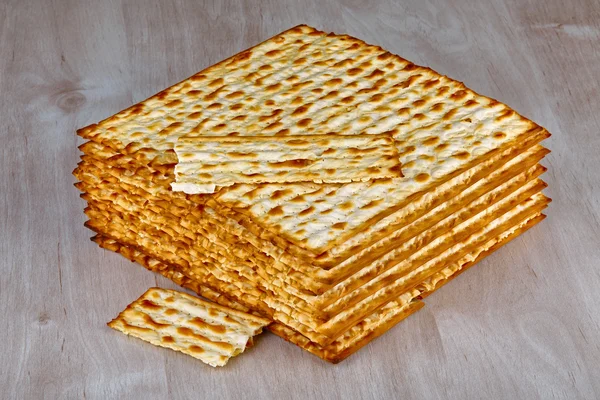 Matzah on wooden table — Stock Photo, Image