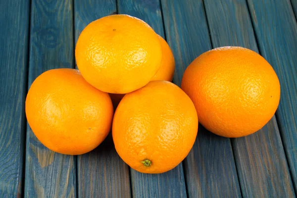 Naranjas sobre una mesa de madera —  Fotos de Stock