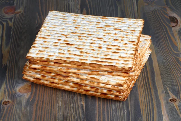 Matzo na drewnianym stole — Zdjęcie stockowe