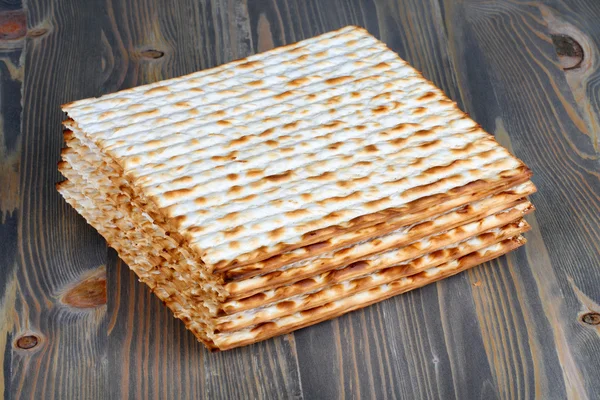 Matzoh über Holzgrund — Stockfoto