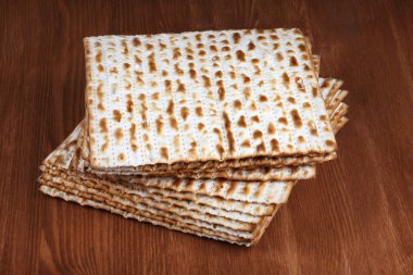 Matzo ahşap bir masa üzerinde