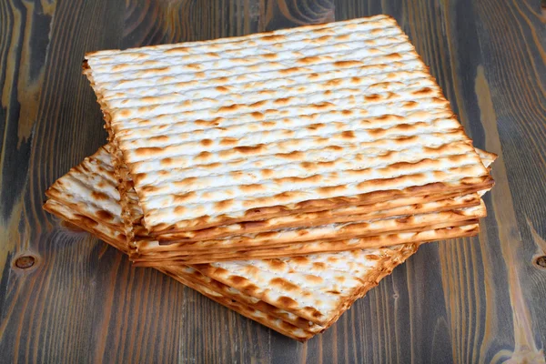 Matzah op houten tafel — Stockfoto