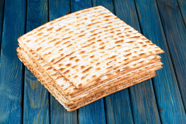 Matzah på träbord — Stockfoto