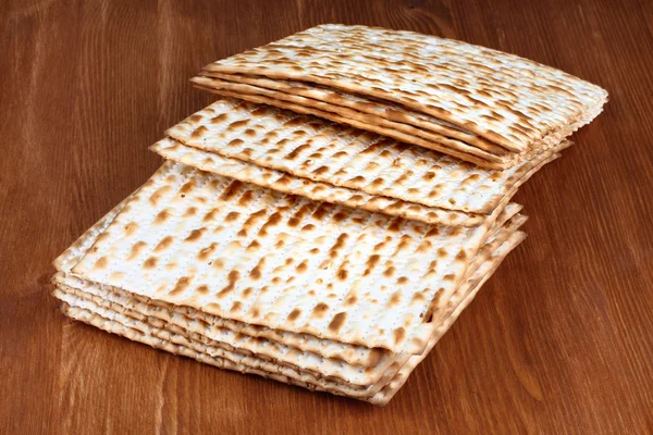 Matzah na mesa de madeira — Fotografia de Stock