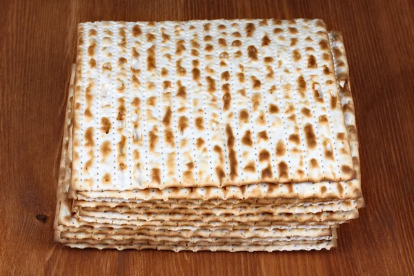 Matzah på träbord — Stockfoto