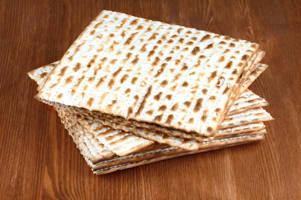 Matzah på träbord — Stockfoto