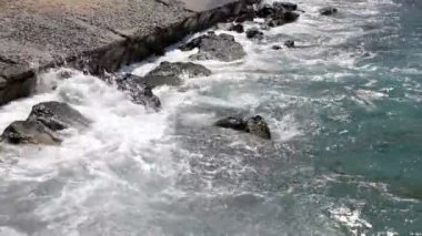 Kayalık plaj ve dalgalar, Hd