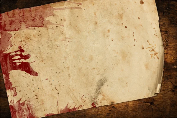 Выветриваемая бумага с пятнами крови — стоковое фото