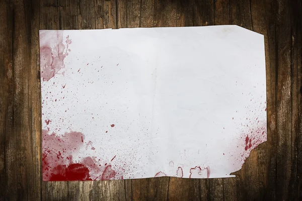 血液スポットと白い古い紙 — ストック写真