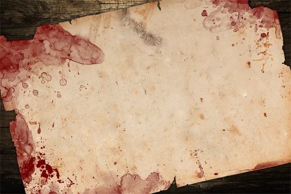 Kağıt ahşap arka plan üzerinde kan lekeleri ile yıpranmış — Stok fotoğraf