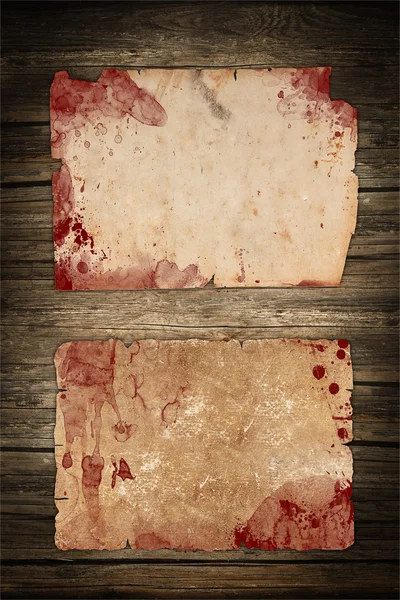 Ahşap arka plan üzerinde kan ile yıpranmış kağıtları — Stok fotoğraf
