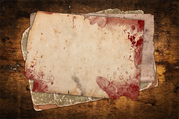 Papeles viejos con manchas de sangre roja — Foto de Stock