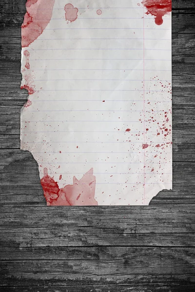 Поврежденная старая бумага с кровавыми пятнами — стоковое фото
