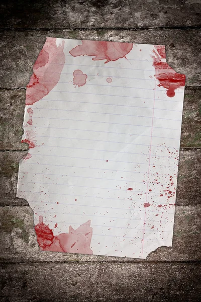 Bazı kan lekeleri ile yıpranmış yırtılmış kağıt — Stok fotoğraf