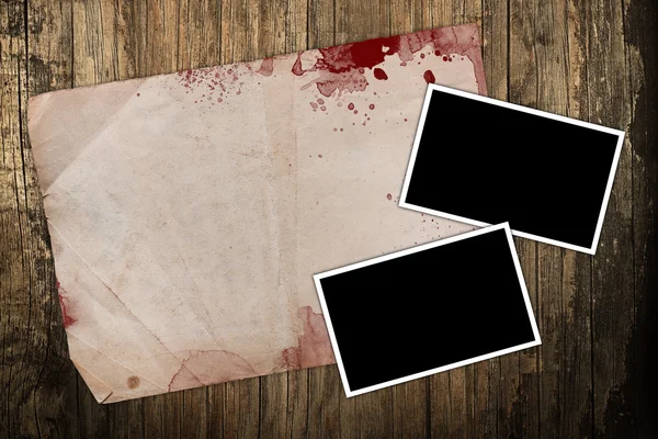 Kanlı eski kağıt ve koyu ahşap arka plan üzerinde boş fotoğraf çerçeveleri — Stok fotoğraf