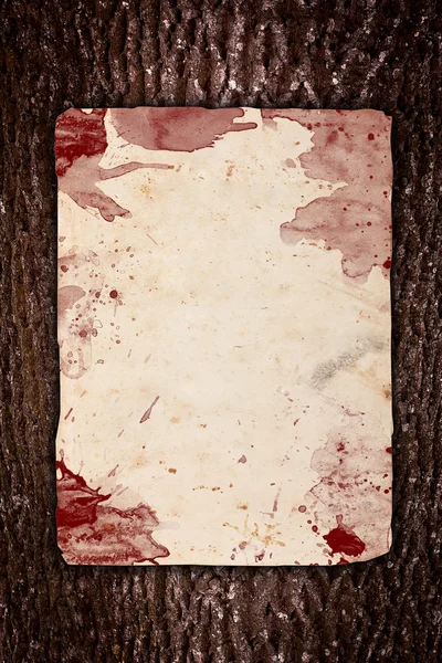 Vintage papier met rood bloed vlekken op hout — Stockfoto