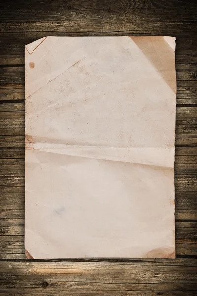 弄皱的旧纸上深色的木质背景 图库图片