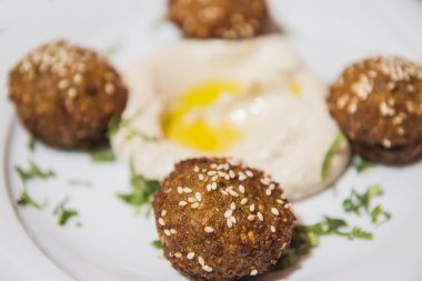 Nohut falafel topları humus ile