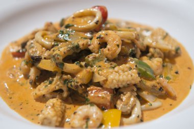 Deniz ürünleri ve Krem Soslu Sebze Güveç