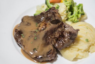Kızarmış biftek et suyu sosu ile