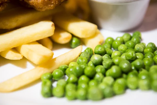 Chips and peas, traditional side dish — Stock Photo, Image