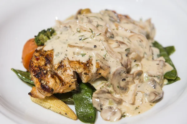 Grilled chicken breast with creamy mushroom sauce — Stock Photo, Image
