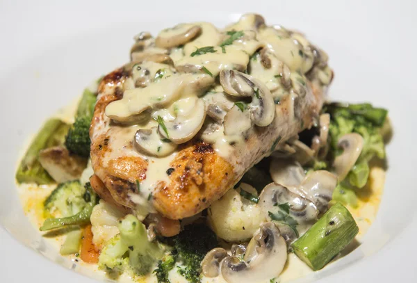Grilled chicken breast and vegetables with creamy mushroom sauce — Stock Photo, Image