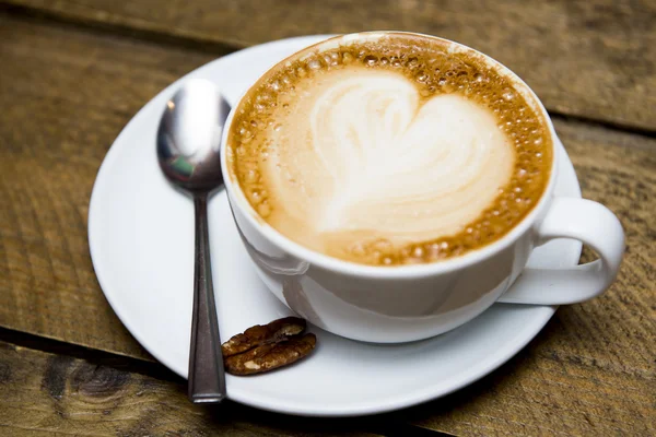 심장 모양으로 Cuppuccino 컵 — 스톡 사진