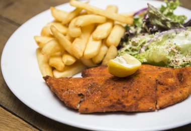 Ekmekli tavuk göğsü sebze salatası ve patates kızartması ile