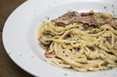 Makarna sığır eti dilimleri bir krem sos ile