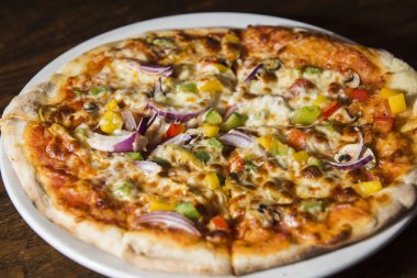 Geleneksel sebze pizza