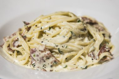 Spagetti sığır eti dilimleri bir krem sos ile