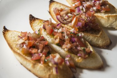 Bruschetta domates ve soğan ile