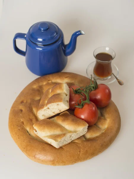 Turkisk frukost med pide, tomater och te — Stockfoto