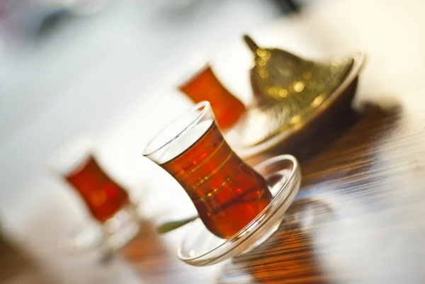 Té turco servido en estilo tradicional — Foto de Stock