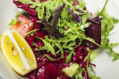 Salata karışımı limon ile servis