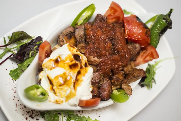 Traditionelles türkisches Essen - iskender kebap — Stockfoto