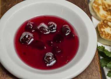 Cherry jam beyaz plaka üzerinde
