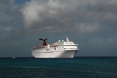 Bir Karayip Adası açıklarında denizde bağlantılı yolcu gemisi